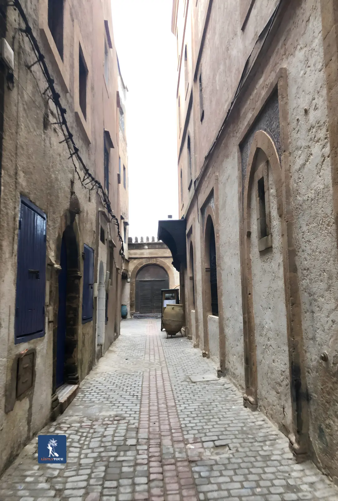 Narrow traditional alley in Essaouira’s medina seen during the Ida Ougourd market tour from Essaouira